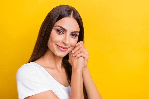 Foto de linda joven morena dama de las manos usan camiseta blanca aislada sobre fondo de color amarillo —  Fotos de Stock