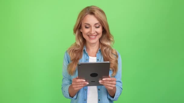 Lovely mature lady hold tablet read social media feed shiny smile — Stock Video