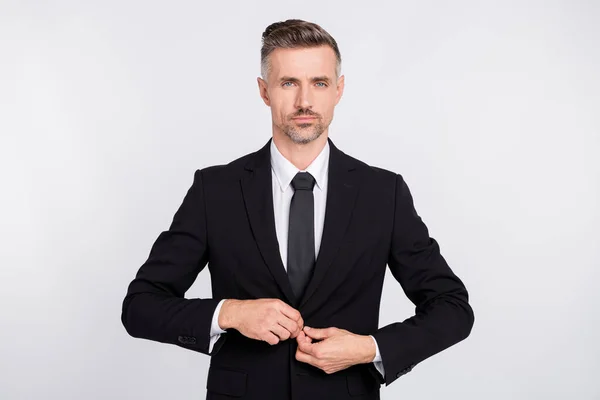 Foto von ernsthaften attraktiven reifen Spezialisten gekleidet schwarzen Anzug Knopf oben Jacke isoliert graue Farbe Hintergrund — Stockfoto