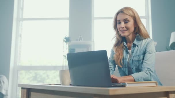 Blondynka Dojrzałe bizneswoman pobyt w domu samoizolacja koncepcja zdalnej pracy online — Wideo stockowe