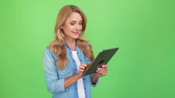 Kreativ leder dame hold tablet rulle muligheder punkt finger geni løsning – Stock-video