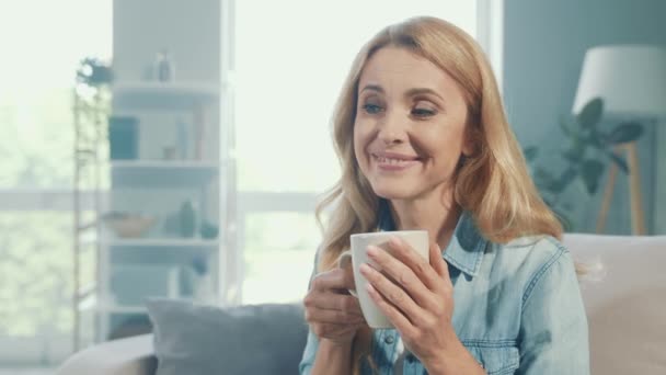 Positiva rubia dama celebrar taza de té disfrutar de pausa de trabajo — Vídeos de Stock