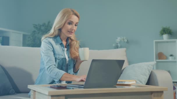 Me alegro de que el empleado remoto termine el trabajo preparar un descanso de café — Vídeos de Stock