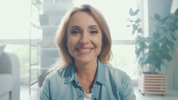 Vreedzame serene volwassen dame charmante positieve gezichtsuitdrukking stralen glimlach — Stockvideo