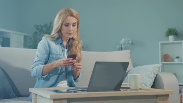 Chytrý klient dáma do vzdáleného on-line nákupní hovor konzultační centrum — Stock video