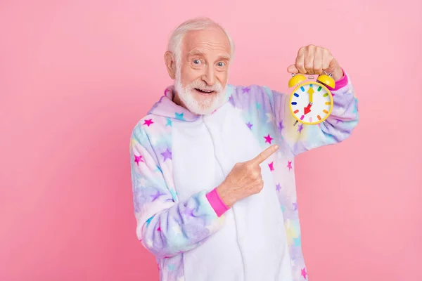 Porträt des hübschen trendigen, fröhlichen, grauhaarigen Mannes, der die Uhr zeigt, wacht isoliert vor rosa Hintergrund — Stockfoto