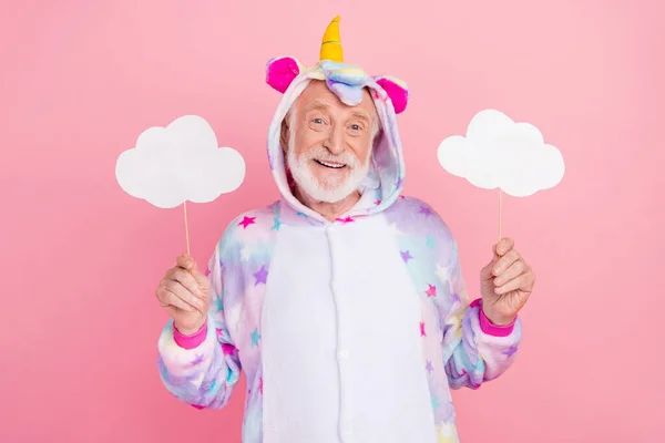 Porträt von attraktiven fröhlichen grauhaarigen Mann hält Kopierraum Promo-Werbung isoliert über rosa Farbhintergrund — Stockfoto