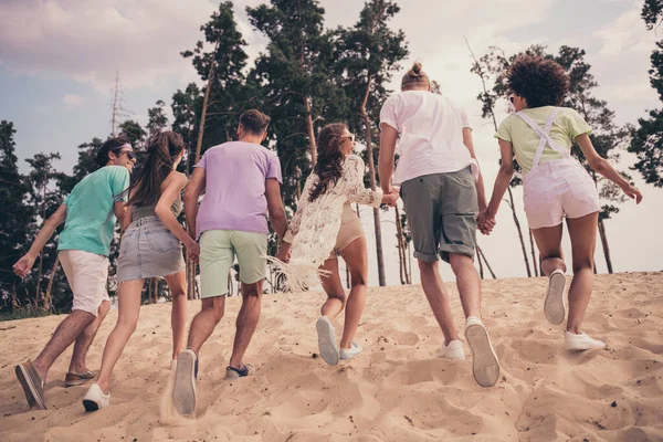 Foto von entzückenden funky junge sechs Freunde tragen lässige Kleidung mit Armen zu Fuß außerhalb der Landschaft — Stockfoto