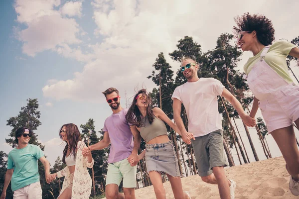 Foto de amistoso divertido seis jóvenes amigos vestidos trajes casuales caminando sosteniendo los brazos sonriendo al aire libre campo — Foto de Stock