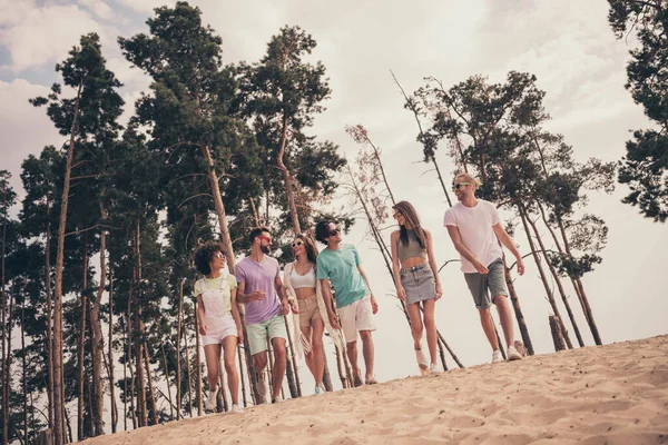 Foto do grupo turístico estudantil pessoas caminham areia usam óculos de sol roupas casuais natureza verão praia à beira-mar — Fotografia de Stock