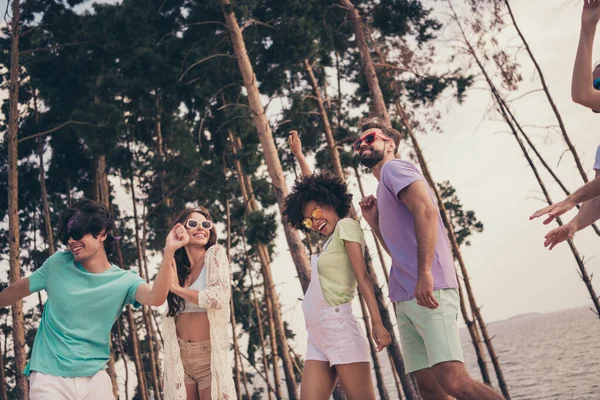 Foto von süßen funky junge sechs Freunde tragen lässige Kleidung tanzen lächelnd außerhalb der Landschaft — Stockfoto