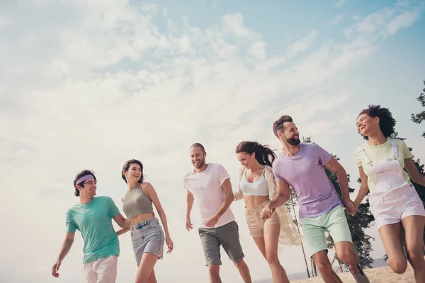 Zdjęcie dość zabawne sześciu młodych kumpli ubranych na co dzień stroje spaceru trzymając ramiona śmiejąc się na świeżym powietrzu — Zdjęcie stockowe