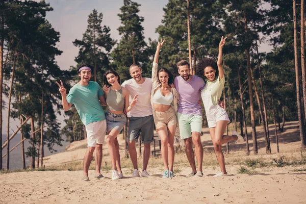 Foto de muito doce jovem seis amigos usam roupas casuais sorrindo abraço andando mostrando v-sinais fora do campo — Fotografia de Stock