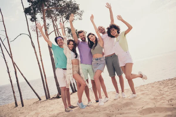 Foto de muito despreocupado jovem seis amigos usam roupas casuais sorrindo abraçando braços levantando fora do campo — Fotografia de Stock