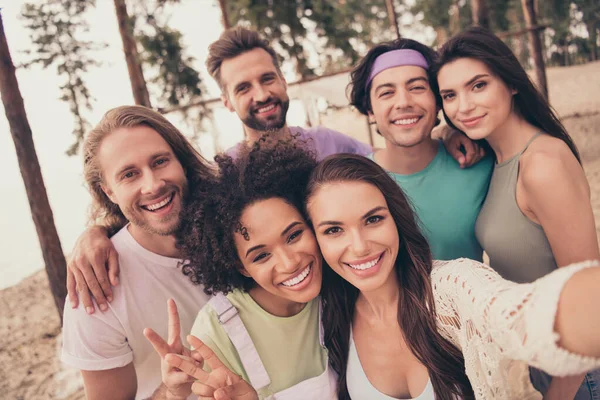 Foto de los mejores amigos jóvenes disfrutar de la temporada de verano descanso vacaciones naturaleza disparar selfie mostrar los dedos v-símbolo al aire libre —  Fotos de Stock