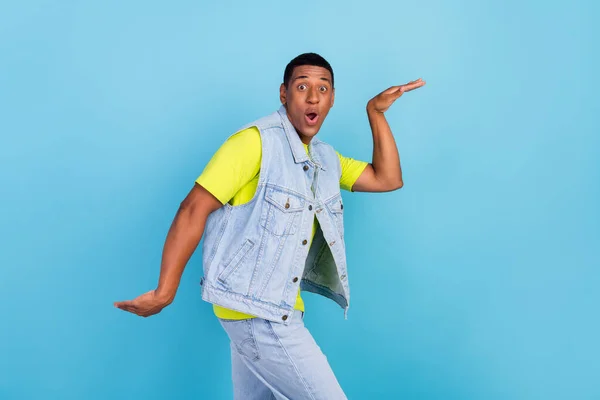 Profile side photo of young excited african man playful dancer carefree isolated over blue color background — Stock Photo, Image