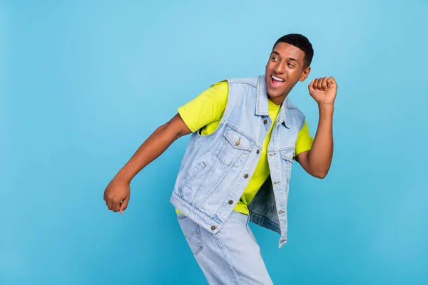 Foto de perfil lateral de un chico africano emocionado joven bailarín de buen humor clubber aislado sobre fondo de color azul — Foto de Stock