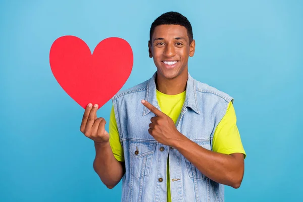 Foto de joven guapo africano hombre indicar dedo vacío espacio elegir recomendación aislado sobre fondo de color azul —  Fotos de Stock