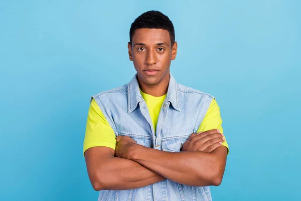Foto av ung attraktiv afro man säker korsade händer cool casual outfit isolerad över blå färg bakgrund — Stockfoto
