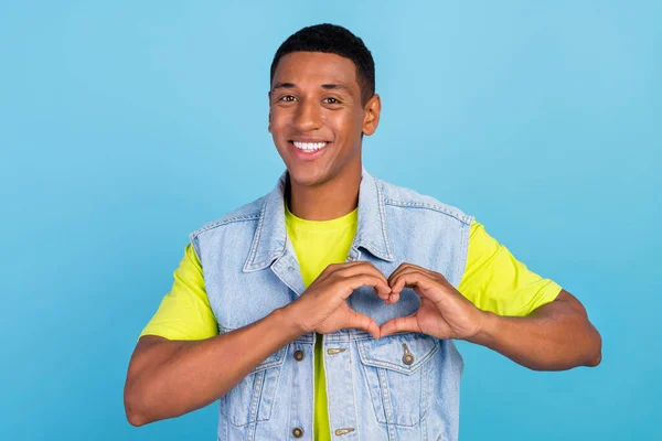 Foto de joven afro hombre mostrar dedos corazón símbolo amor corazón cupido sentimientos aislados sobre fondo de color azul —  Fotos de Stock
