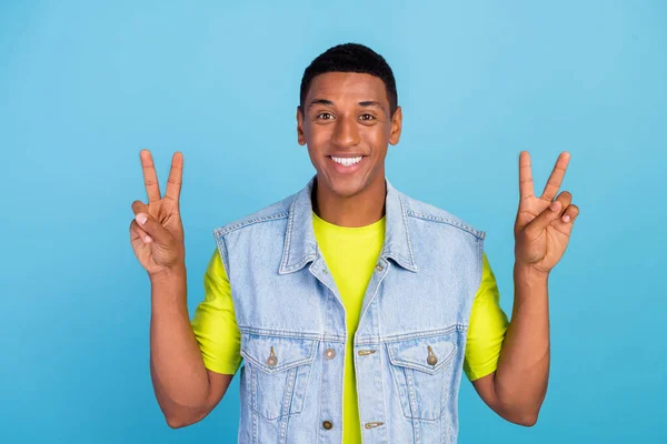 Foto de joven alegre afro hombre buen humor mostrar paz fresco v-símbolo aislado sobre fondo de color azul — Foto de Stock