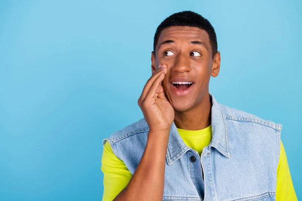 Photo of young cheerful african guy arm near mouth talk ad gossip rumor look empty space isolated over blue color background — Stock Photo, Image