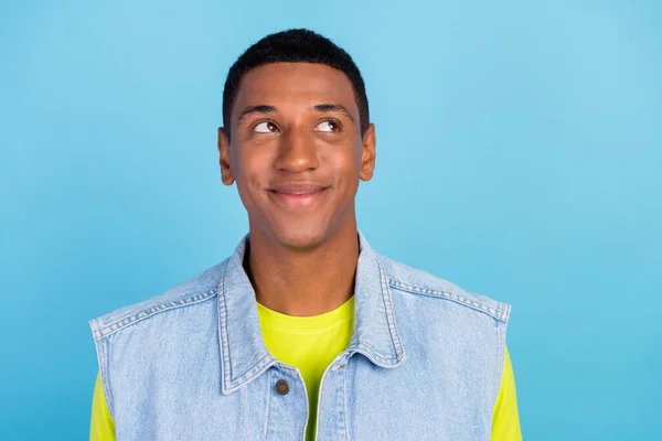 Foto von jungen Afro-Typ gute Laune fragte sich nachdenklich aussehen leeren Raum isoliert über blauer Farbe Hintergrund — Stockfoto