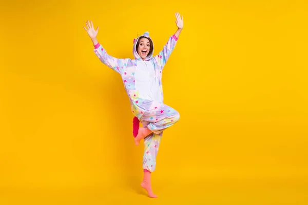 Piena lunghezza corpo formato foto donna in costume unicorno sorridente felice isolato luminoso colore giallo sfondo — Foto Stock