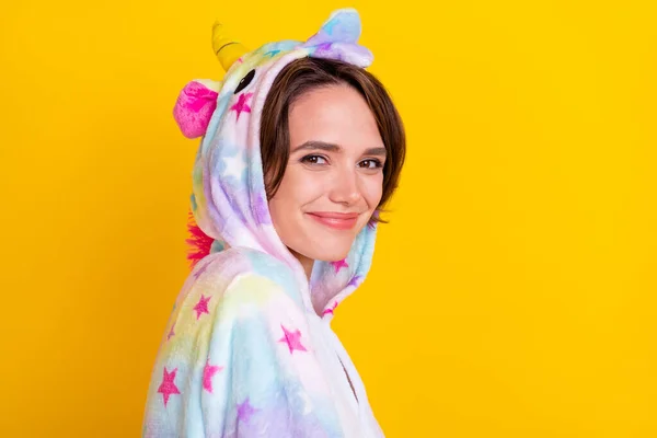 Foto mujer retrato en traje sonriendo en la capucha aislado de color amarillo brillante fondo —  Fotos de Stock