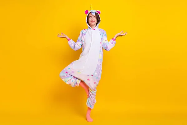 Full size corpo foto donna in costume unicorno praticare yoga isolato vibrante colore giallo sfondo — Foto Stock