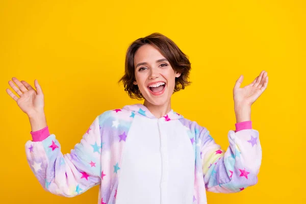 Foto di giovane allegra ragazza felice sorriso positivo divertirsi indossare pigiama bedtime isolato su sfondo di colore giallo — Foto Stock