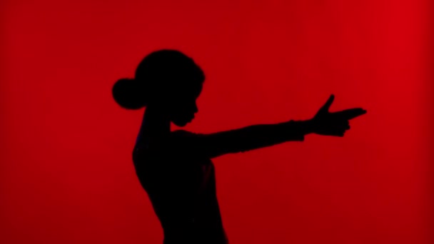Леді міс Сікаго Чарльстон Мафіозі стріляти винним кольоровим фоном ізольовано — стокове відео