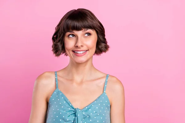 Retrato de chica atractiva alegre desconcertada creando solución aislada sobre fondo de color pastel rosa —  Fotos de Stock