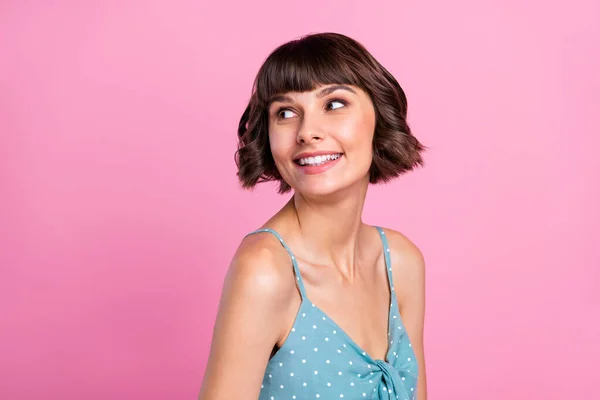 Retrato de atractiva chica de ensueño alegre mirando a un lado copia espacio vacío anuncio aislado sobre fondo de color pastel rosa —  Fotos de Stock