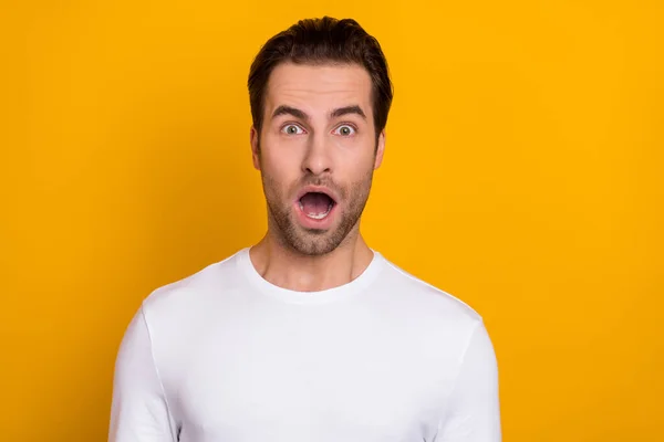 Φωτογραφία του νεαρού άντρα έκπληκτος τρελό ανοιχτό στόμα stupor αντίδραση πρόσωπο απομονώνονται σε κίτρινο χρώμα φόντο — Φωτογραφία Αρχείου