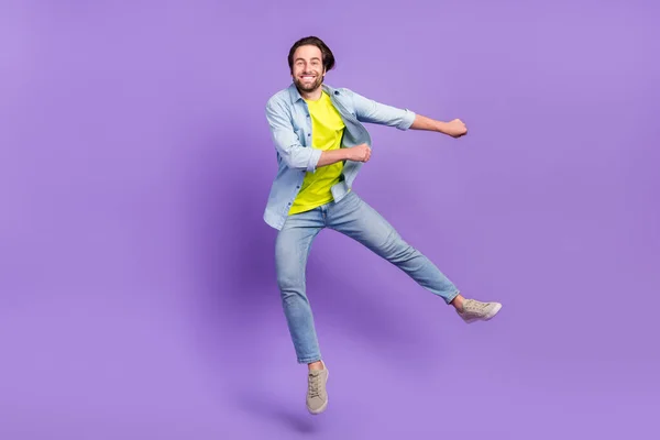 在紫色背景下，男人在空气中跳起舞，与外界隔绝。 — 图库照片