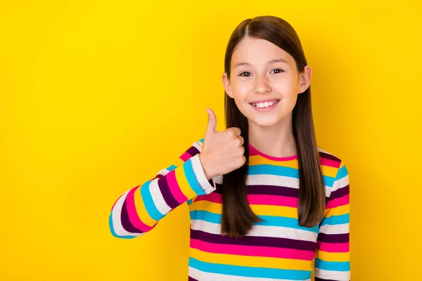 Foto de alegre señora pequeña confiable levantar pulgares hacia arriba aprobar solución usar camisa a rayas aislado color amarillo fondo — Foto de Stock