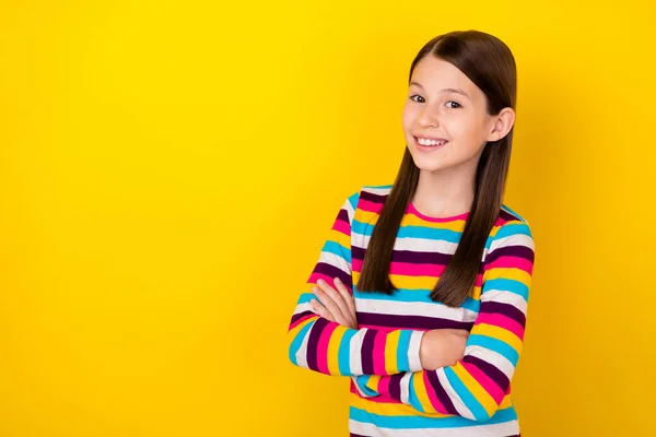 Foto de la pequeña dama autoasegurada cruzó las manos radiante sonrisa desgaste camisa rayada aislado color amarillo fondo —  Fotos de Stock