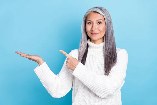 Foto di donna piuttosto matura indicare dito offerta di promozione pubblicizzare isolato su sfondo di colore blu — Foto Stock
