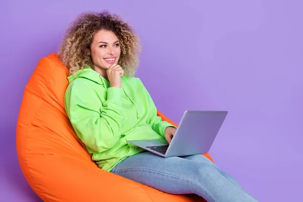 Foto wanita pintar mengenakan hoodie hijau lengan dagu alat kerja ruang kosong terisolasi warna latar belakang ungu — Stok Foto