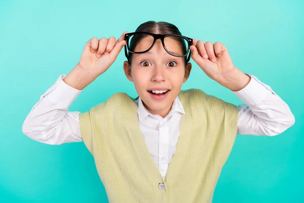 Foto de señora pequeña sorprendida quitar gafas venta reacción desgaste verde superior aislado color verde azulado fondo —  Fotos de Stock