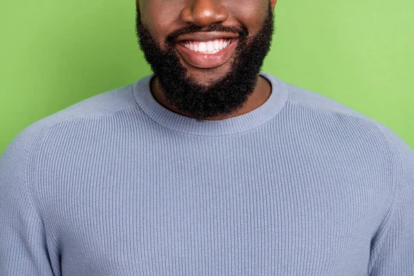 회색 스웨터를 입고 웃으며 웃고 있는 쾌활 한 아프리카 남자의 사진. — 스톡 사진