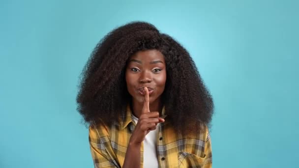 面白い女性の指を口にしない共有するニュース隔離された青の色の背景 — ストック動画