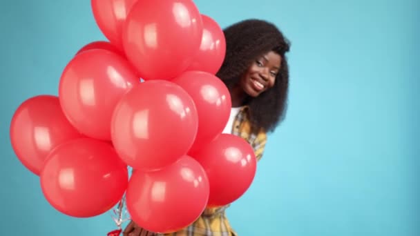 Dulce dama regocijarse celebrar globos rojos aislado cielo luz color fondo — Vídeo de stock