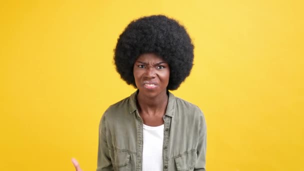 Öfkeli öfkeli kadın çılgın aile içi çatışma boşanma kavramı — Stok video