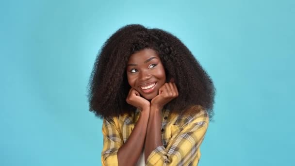 Señora mirada espacio vacío demostrar dientes blancos aislados fondo de color azul — Vídeos de Stock