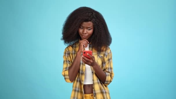 Lady blogger gebruik gadget app denk dat geïsoleerde hemel licht kleur achtergrond — Stockvideo