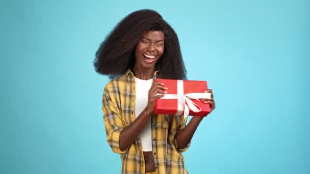 Overjoyed lady połowu pakiet życzenie prezentuje odizolowany niebieski kolor tła — Wideo stockowe