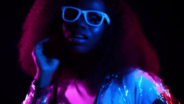Hip hop κυρία χορό hi τεχνολογίας κίνηση χέρια απομονωμένο ζωντανό πολύχρωμο φόντο — Αρχείο Βίντεο