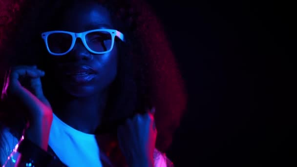 Lady dance comtemporary hi tech hip hop isolated glowing uv fone — стоковое видео